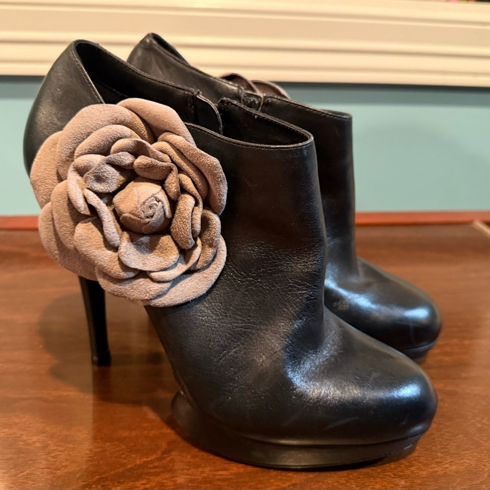 Kelsi Dagger Black Heeled Booties with Gray Floral Detail Size 9
